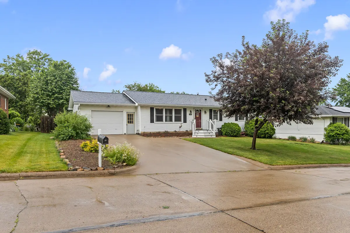 1209 Glenwood Lane, Muscatine, IA 52761 - #1