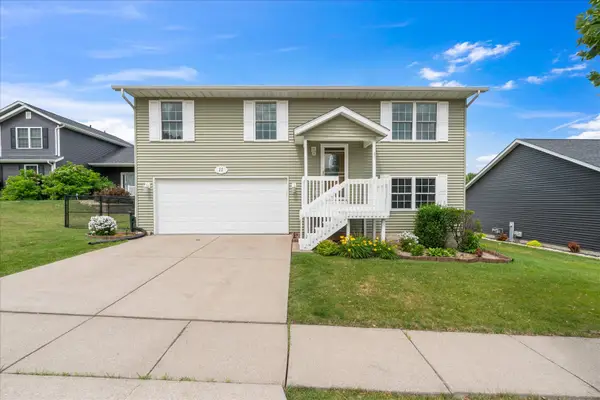11 W Village Circle, Davenport, IA 52806