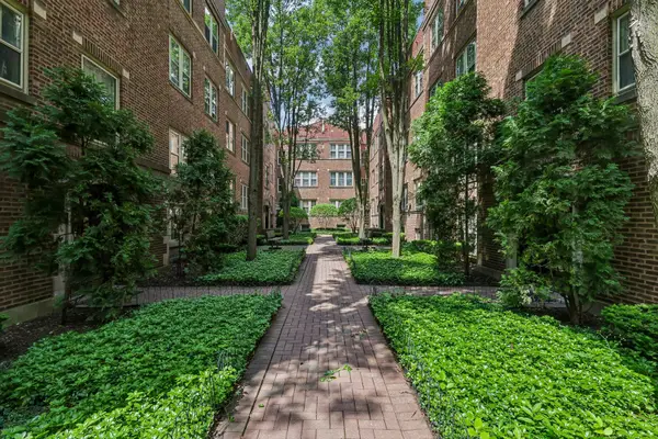 219 N Oak Park Avenue #2E, Oak Park, IL 60302