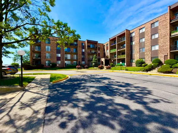 625 W Huntington Commons Road #317, Mount Prospect, IL 60056