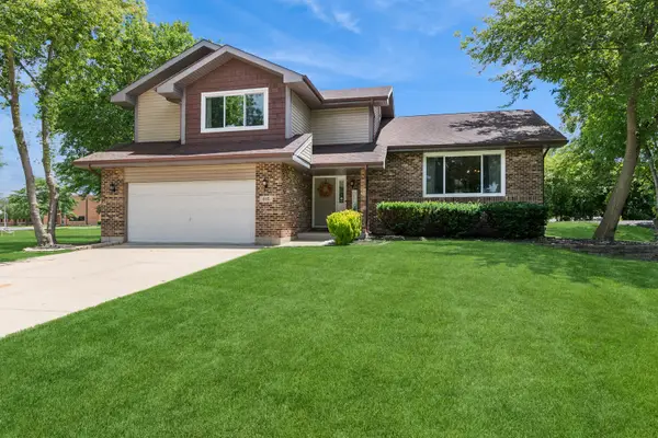 615 Chester Court E, Aurora, IL 60504