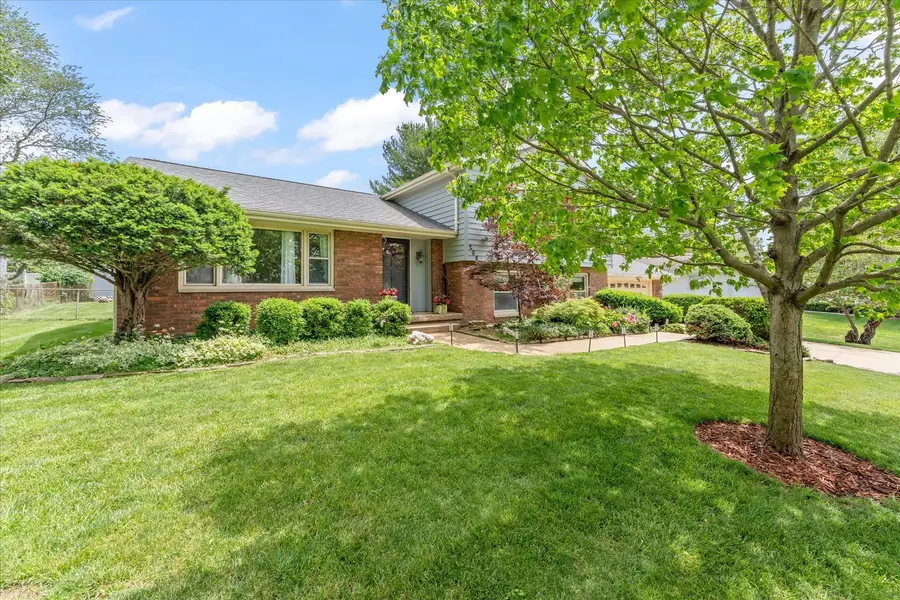 208 S Meadowhill Lane, Mahomet, IL 61853 - #2