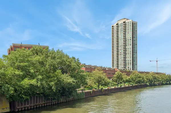 400 N Clinton Street #401, Chicago, IL 60654