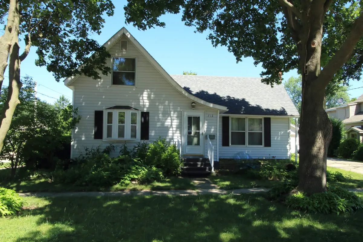 712 E Hurlbut Avenue, Belvidere, IL 61008 - #1