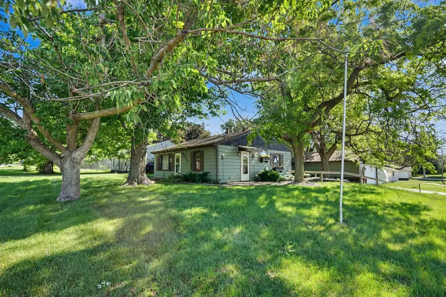 227 S 14th Street, Le Claire, IA 52753 - #2