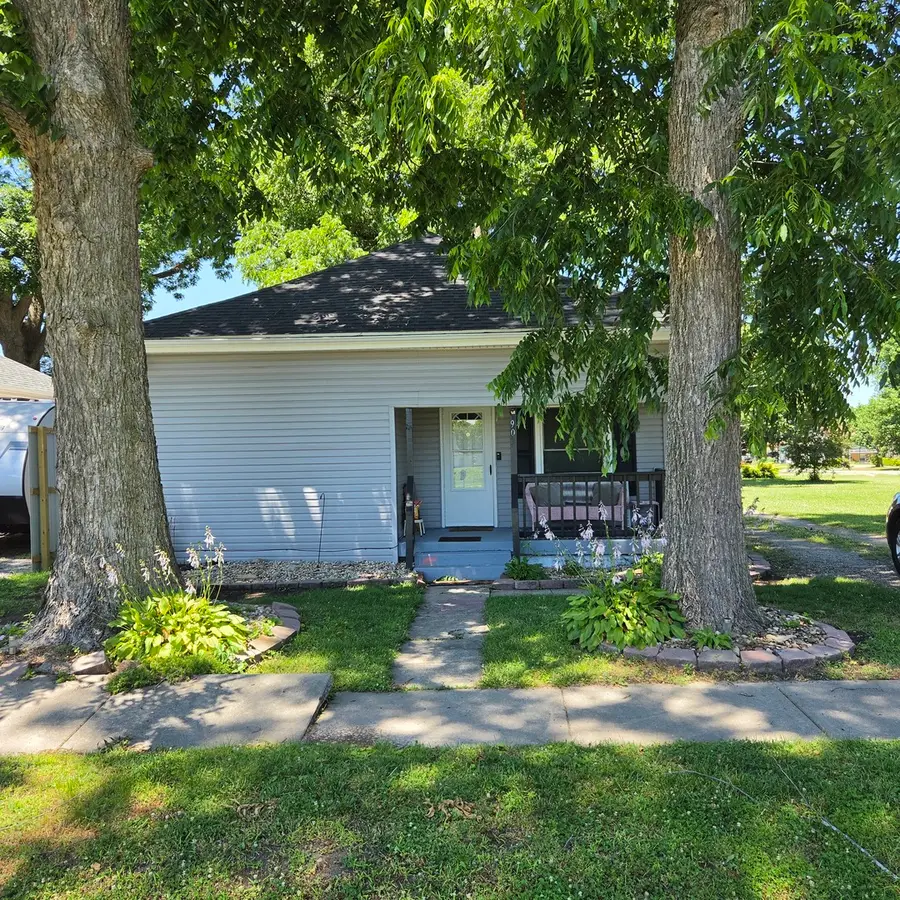 903 S Walnut Street, Sesser, IL 62884 - #2