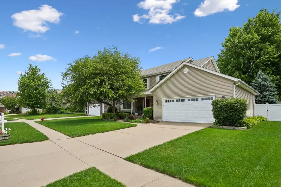 401 S 8th Avenue, Eldridge, IA 52748 - #3