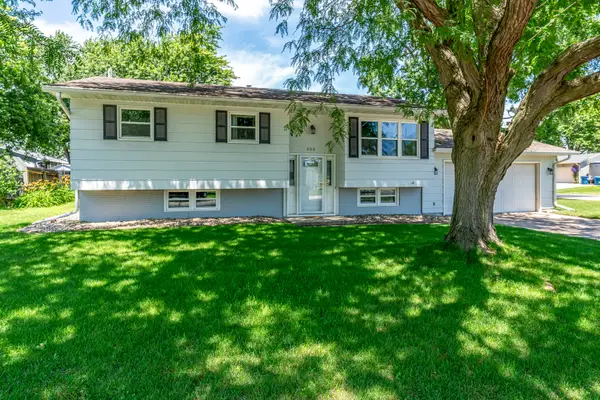 300 W Spring Street, Eldridge, IA 52748