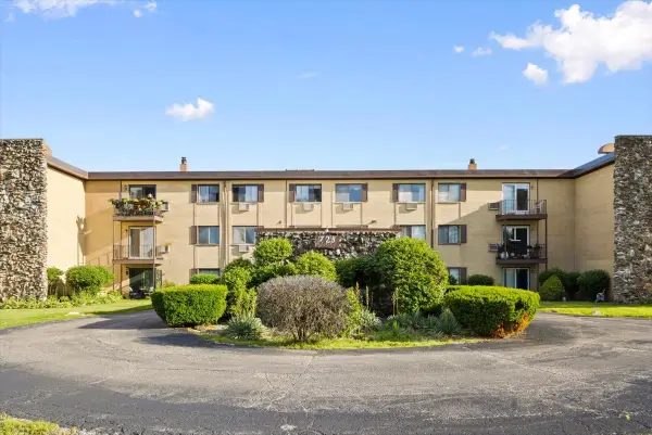 725 W Dempster Street #310, Des Plaines, IL 60016