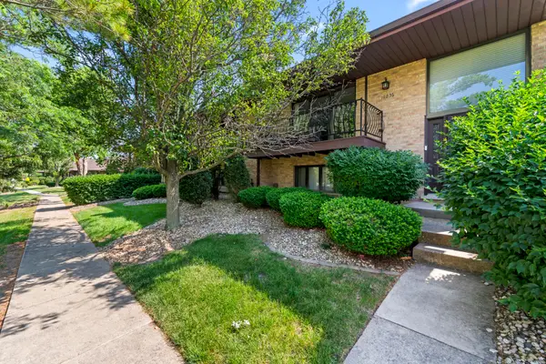 16036 Pine Drive #16036, Tinley Park, IL 60477
