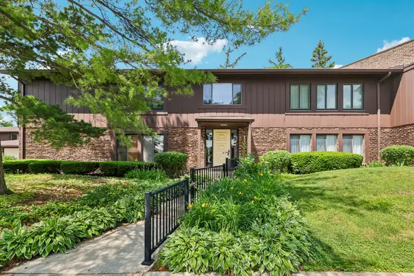 1320 Cass Lane W #201, Westmont, IL 60559