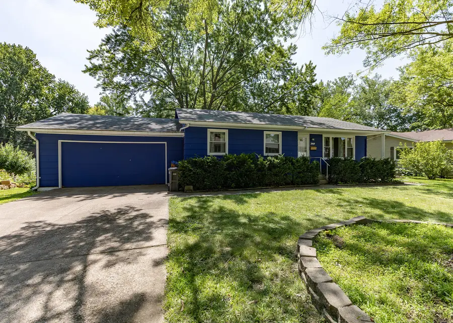 2919 Greenway Drive, Bettendorf, IA 52722 - #2