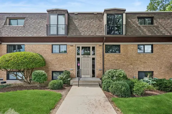 202 Kenston Court #202, Geneva, IL 60134