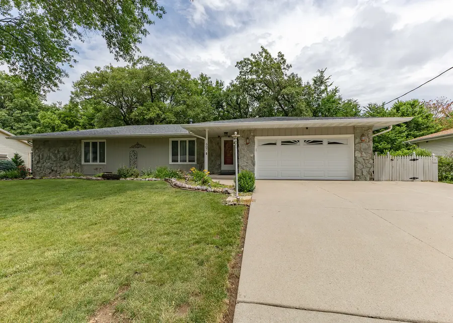 607 E 5th Street, Coal Valley, IL 61240 - #2