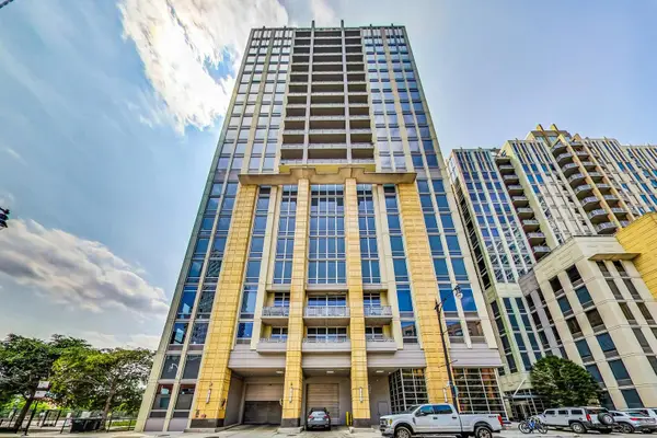 700 N Larrabee Street #1302, Chicago, IL 60654