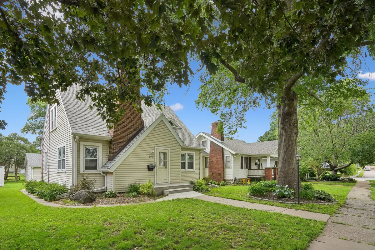 2950 Jefferson Avenue, Davenport, IA 52803 - #1