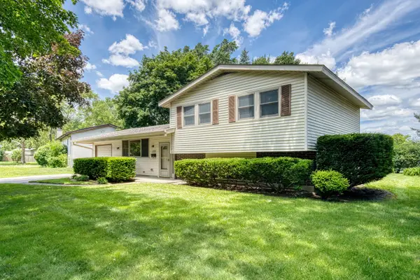 304 Dartmoor Drive, Crystal Lake, IL 60014