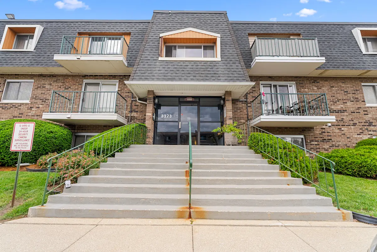 3223 W Parkway Drive #1G, Northbrook, IL 60062 - #1