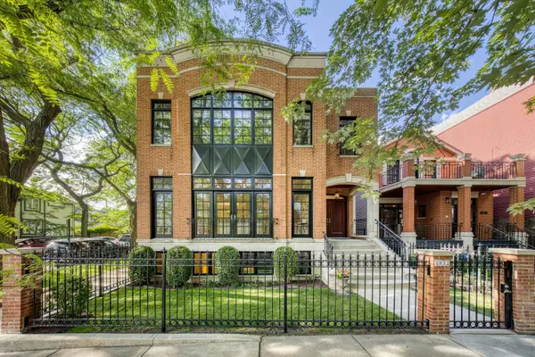 1852 W Wellington Avenue, Chicago, IL 60657