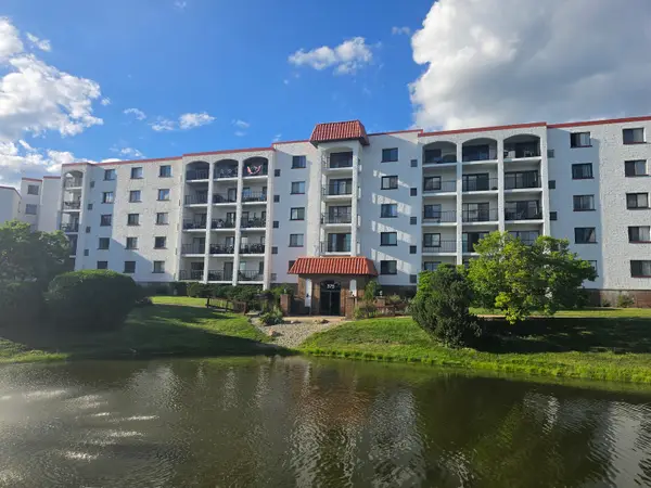 375 Plum Creek Drive #103, Wheeling, IL 60090