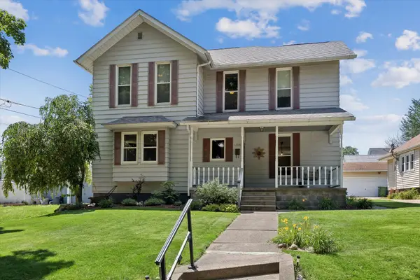1208 S 7th Street, Clinton, IA 52732