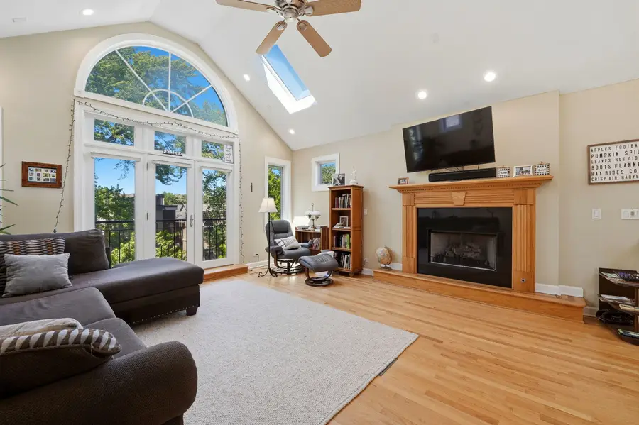 1717 W Nelson Avenue #3, Chicago, IL 60657 - #2