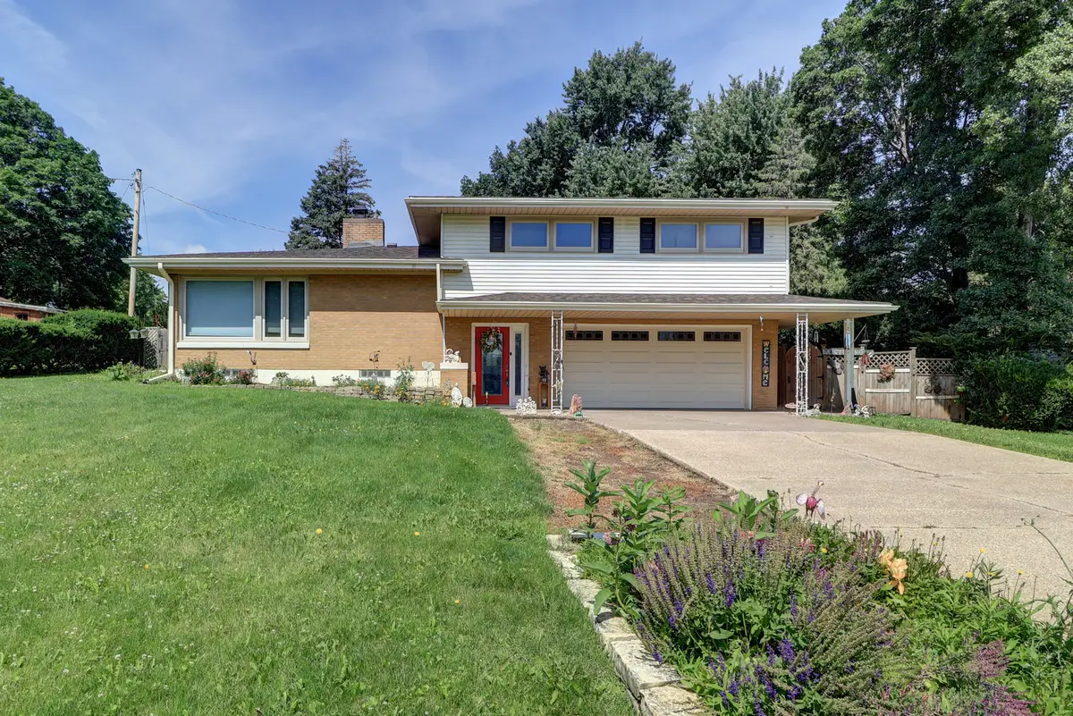 804 N 11th Street, Clinton, IA 52732 - #1