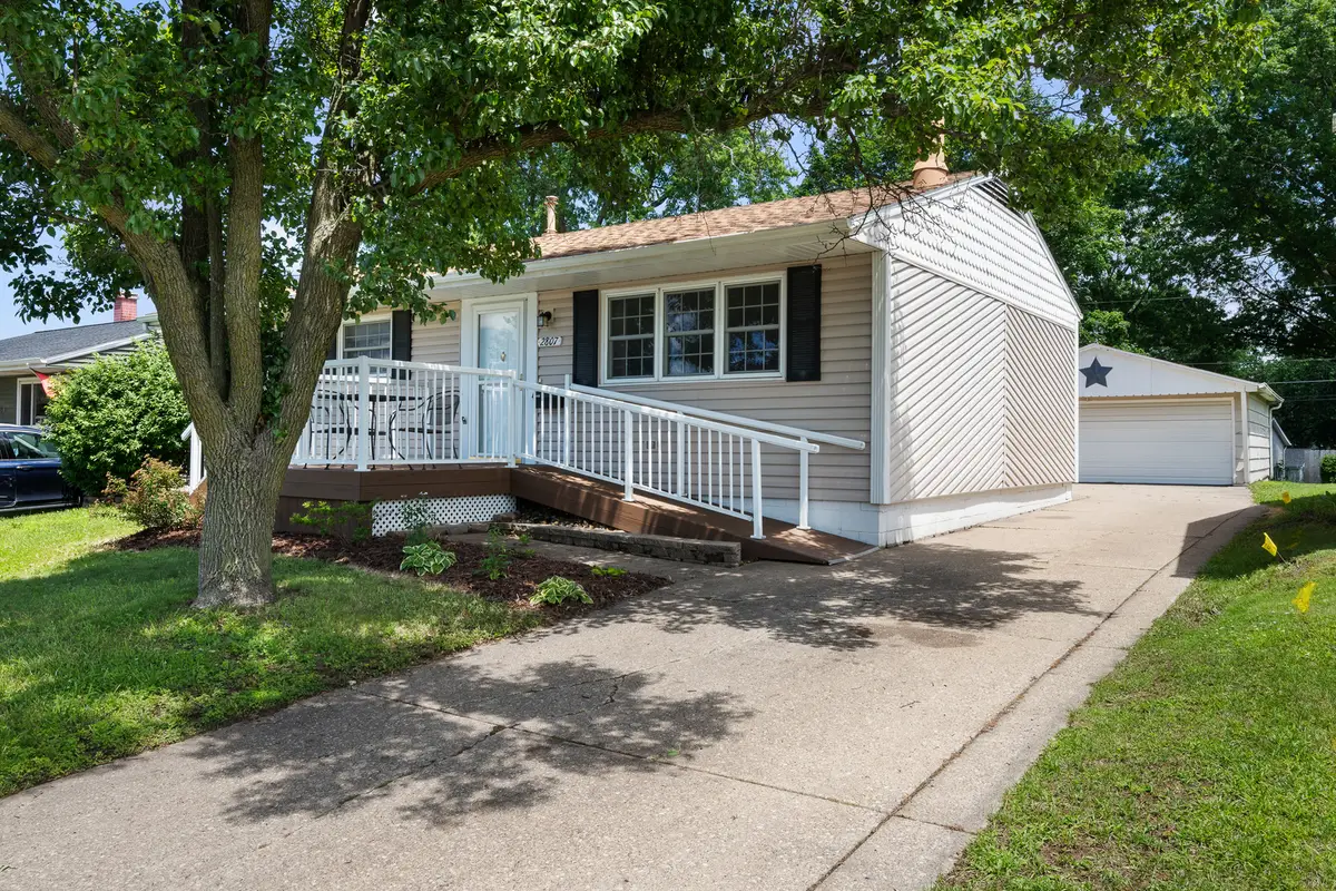 2807 N Lincoln Avenue, Davenport, IA 50804 - #1
