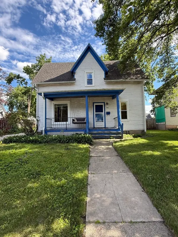 916 Pleasant Street, DeKalb, IL 60115