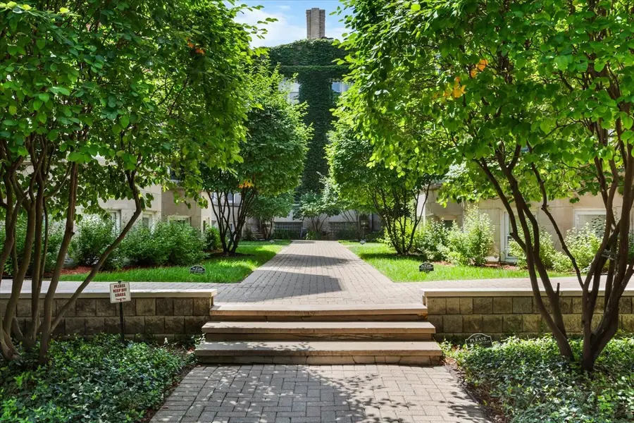 867 W Cornelia Avenue #1, Chicago, IL 60657 - #2