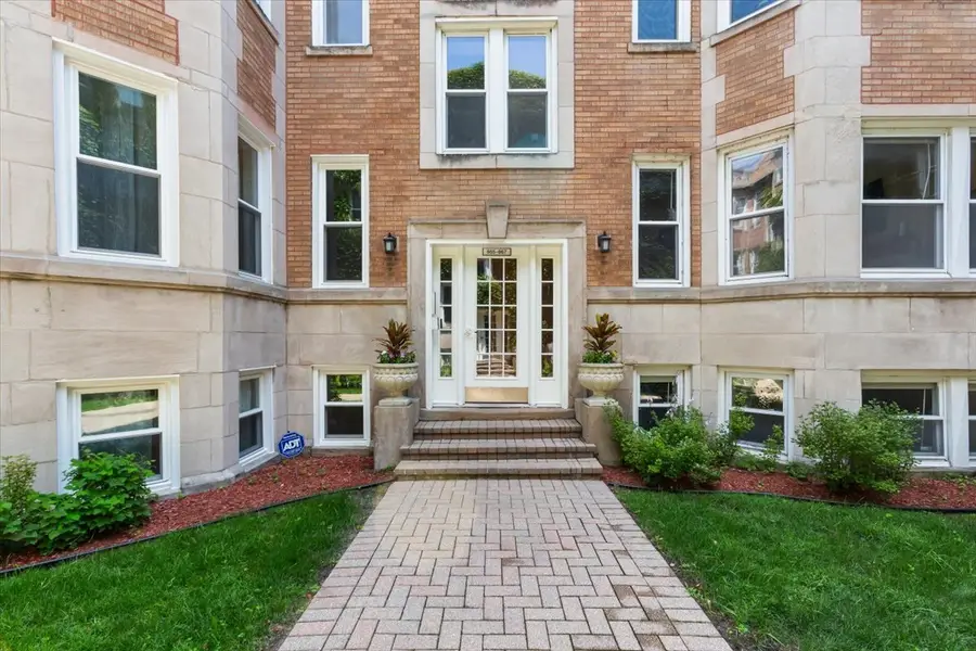 867 W Cornelia Avenue #1, Chicago, IL 60657 - #3