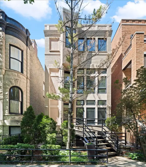 930 W Wolfram Street, Chicago, IL 60657