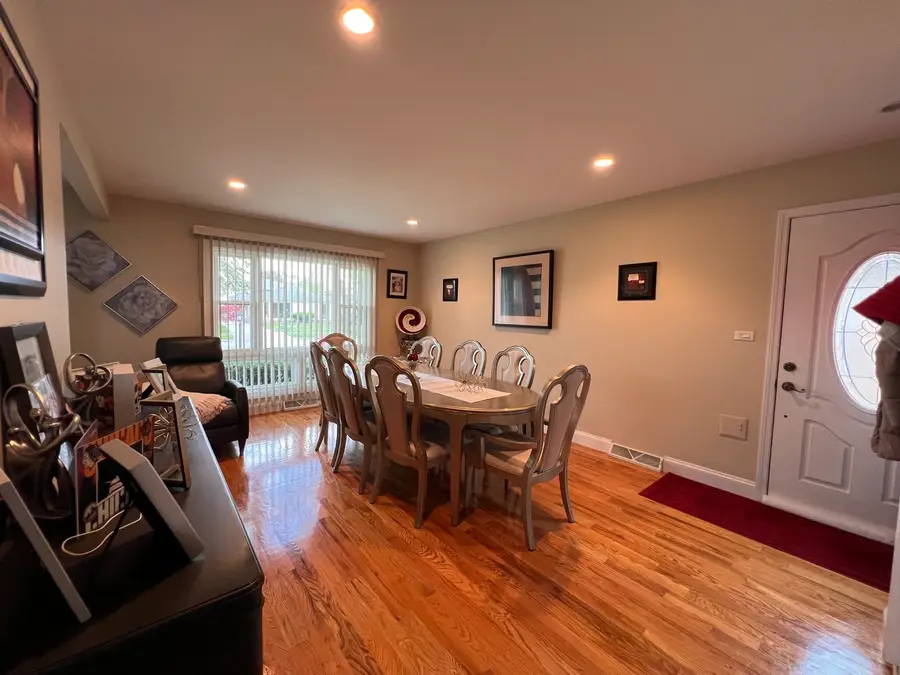 9220 Luna Avenue, Morton Grove, IL 60053 - #3