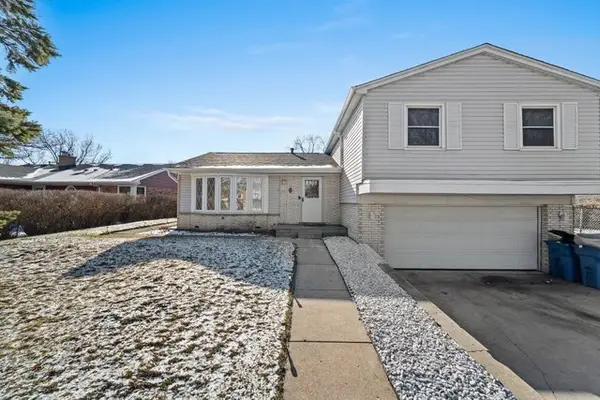 2017 E Seneca Lane, Mount Prospect, IL 60056