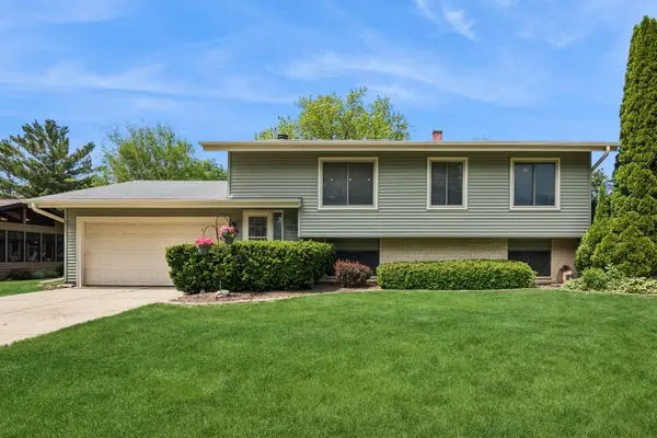 930 Camelot Drive, Crystal Lake, IL 60014