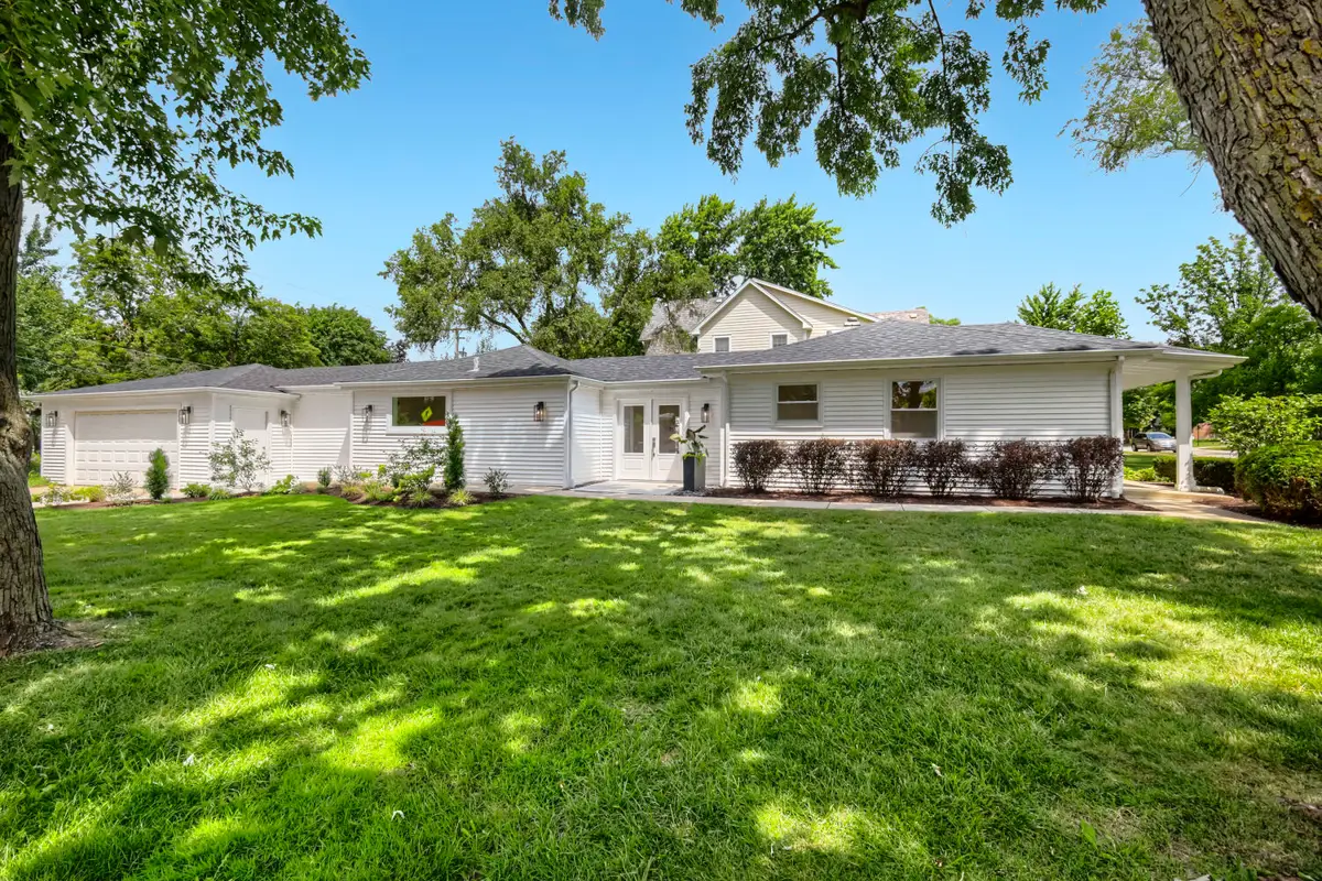 132 Mohawk Drive, Clarendon Hills, IL 60514 - #1