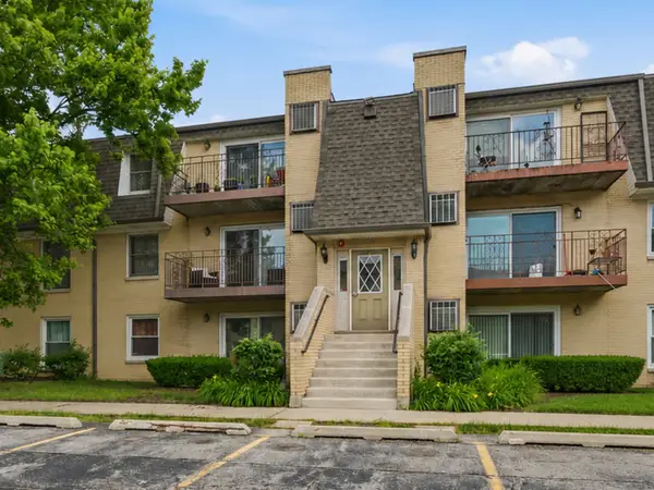 814 N River Road #3B, Mount Prospect, IL 60056