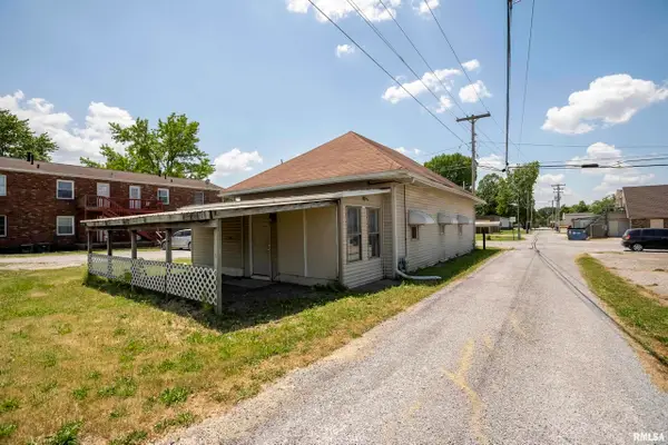 106 S Locust Street, Sesser, IL 62884