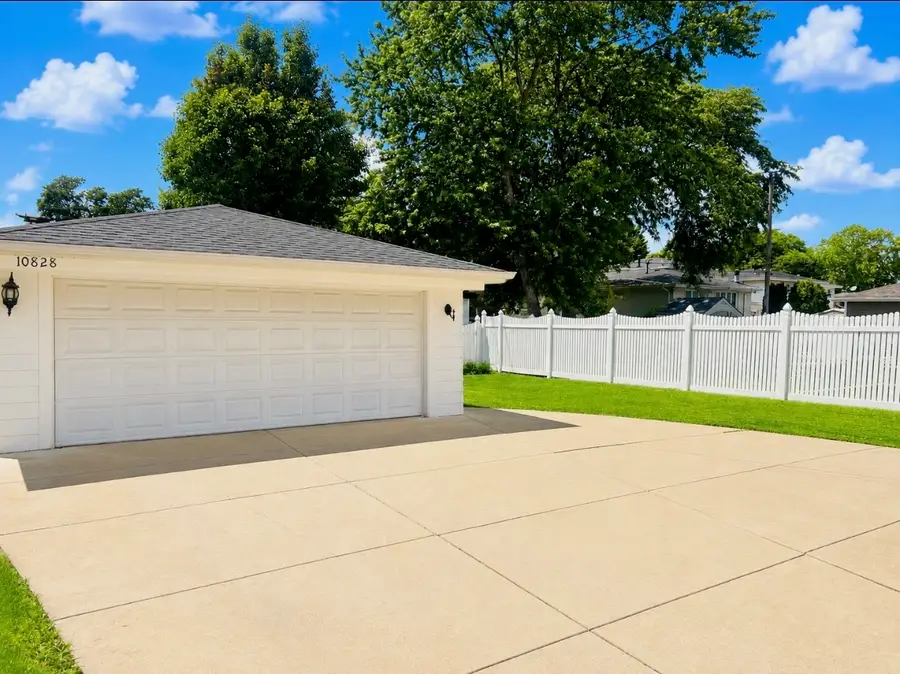 10828 S Kilbourn Avenue, Oak Lawn, IL 60453 - #3