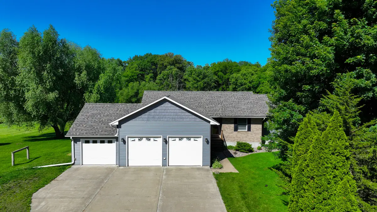 681 W Deer Creek Road, Clinton, IA 52732 - #1