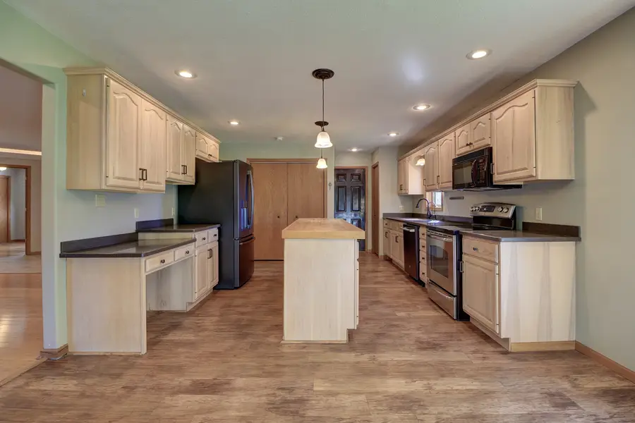 681 W Deer Creek Road, Clinton, IA 52732 - #3
