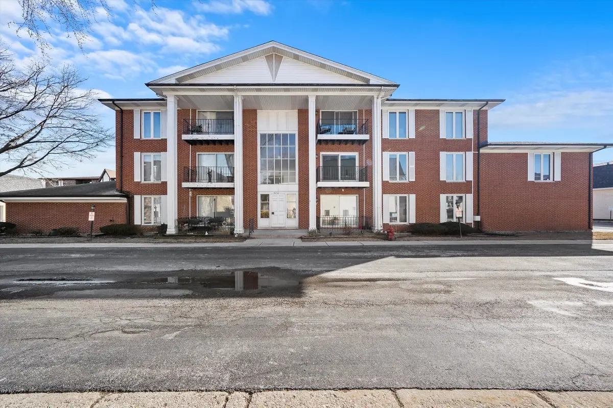 5721 Circle Drive #304, Oak Lawn, IL 60453 - #1
