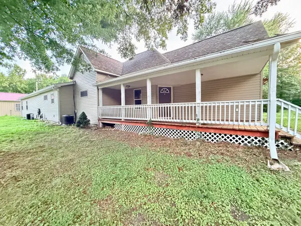 802 North Road, West Frankfort, IL 62896