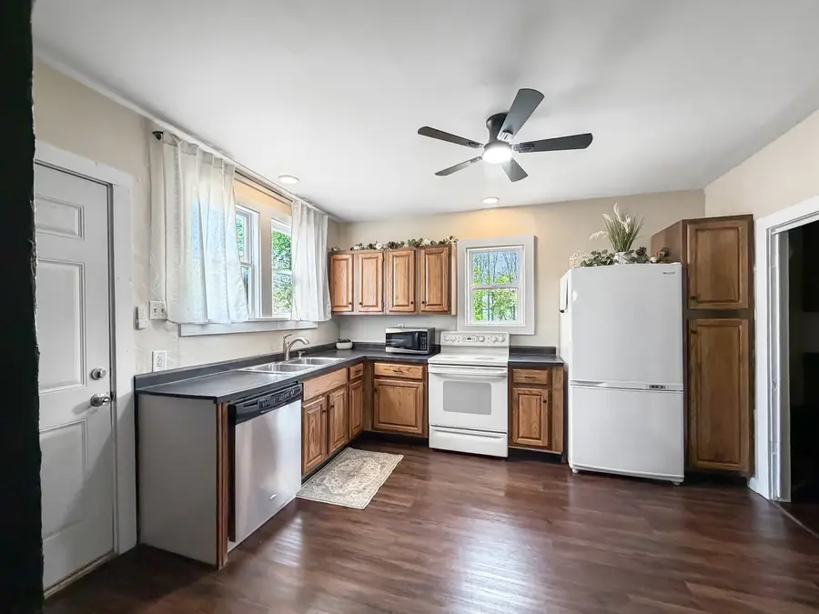 922 E Shawnee Street, Freeport, IL 61032 - #3