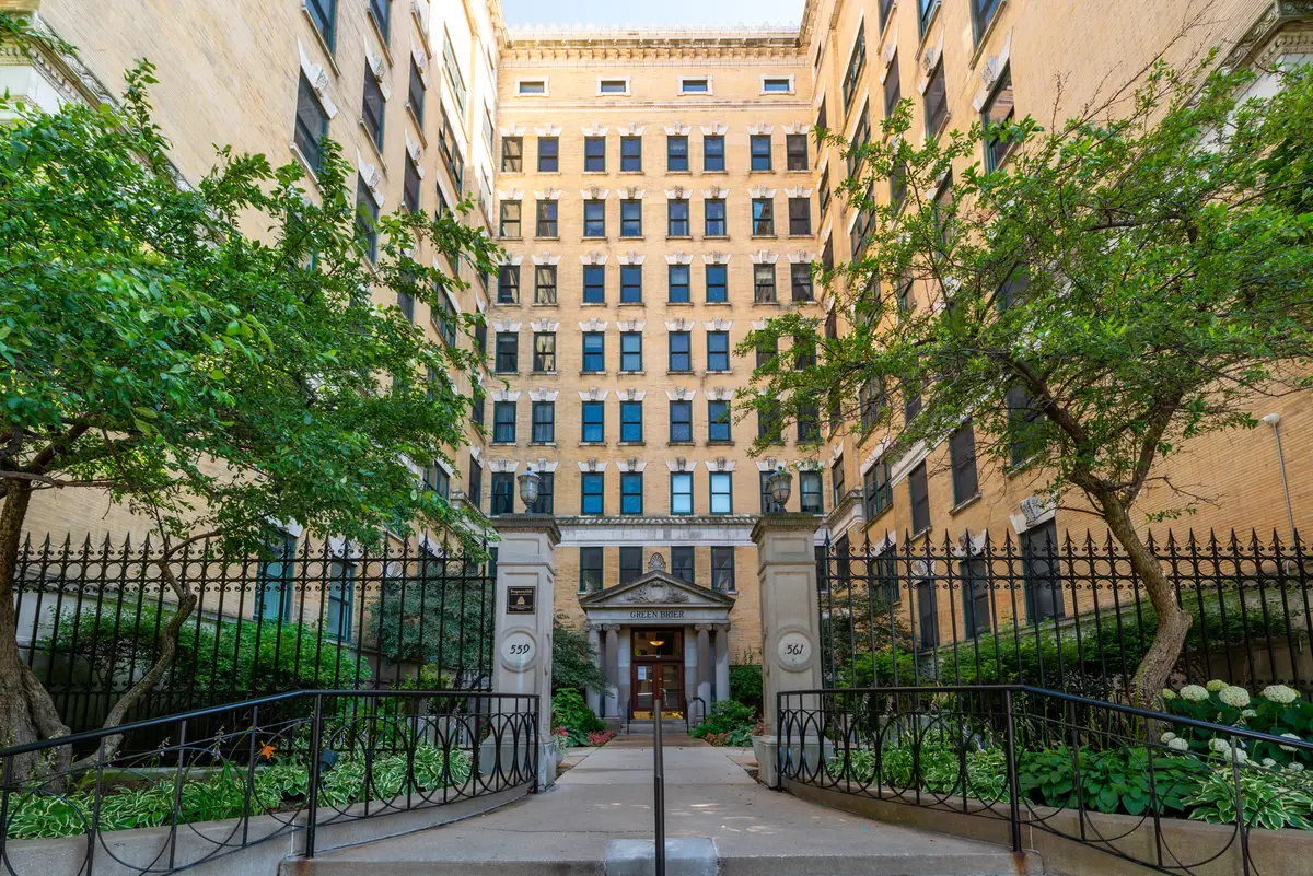 559 W Surf Street #704, Chicago, IL 60657 - #1