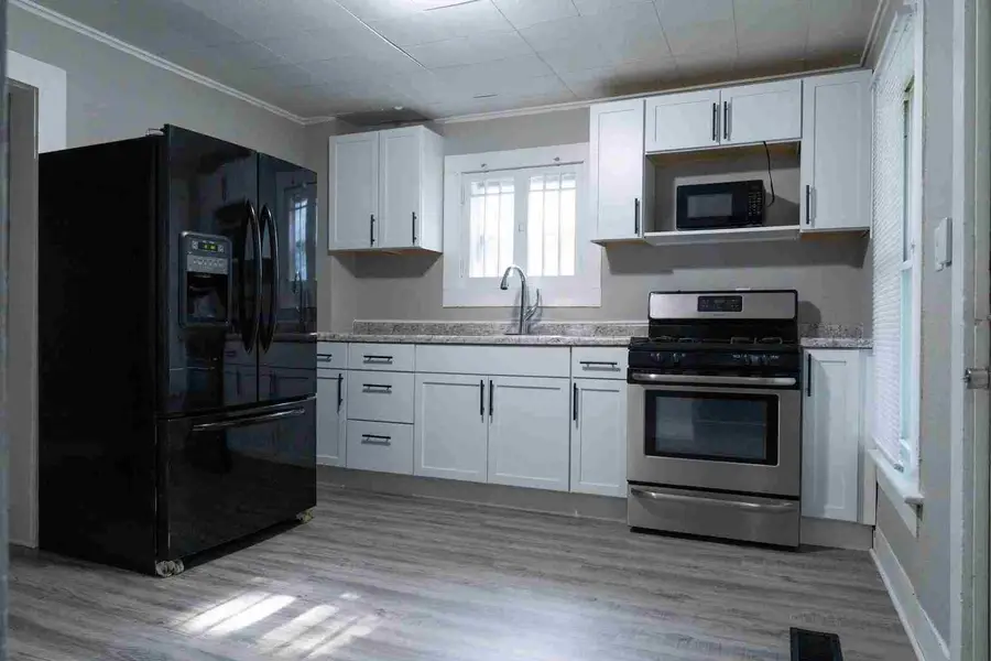 1432 W 6th Street, Davenport, IA 52802 - #3