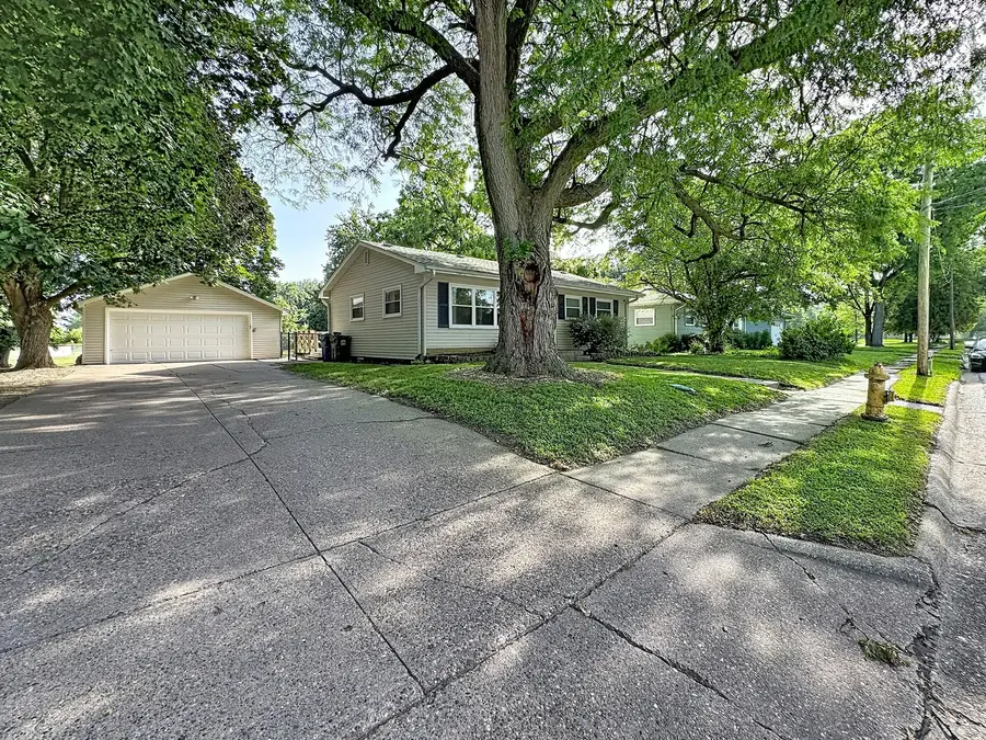 346 W 32nd Street, Davenport, IA 52803 - #3