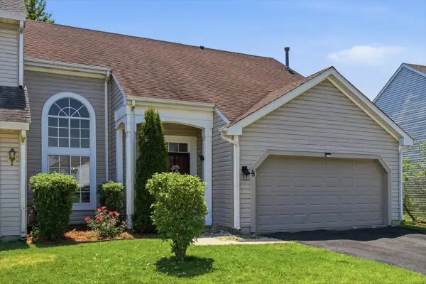 15 W Country Walk Drive W, Round Lake Beach, IL 60073