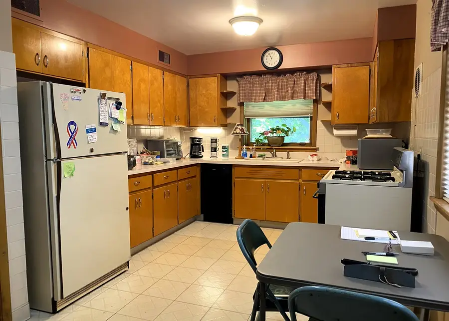 9528 S Brandt Avenue, Oak Lawn, IL 60453 - #3