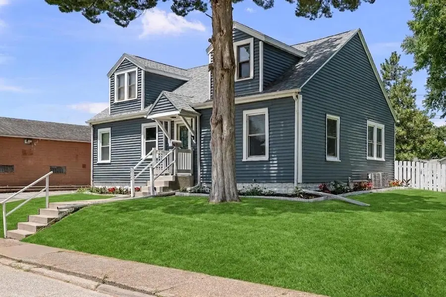 2726 Central Avenue, Bettendorf, IA 52722 - #2